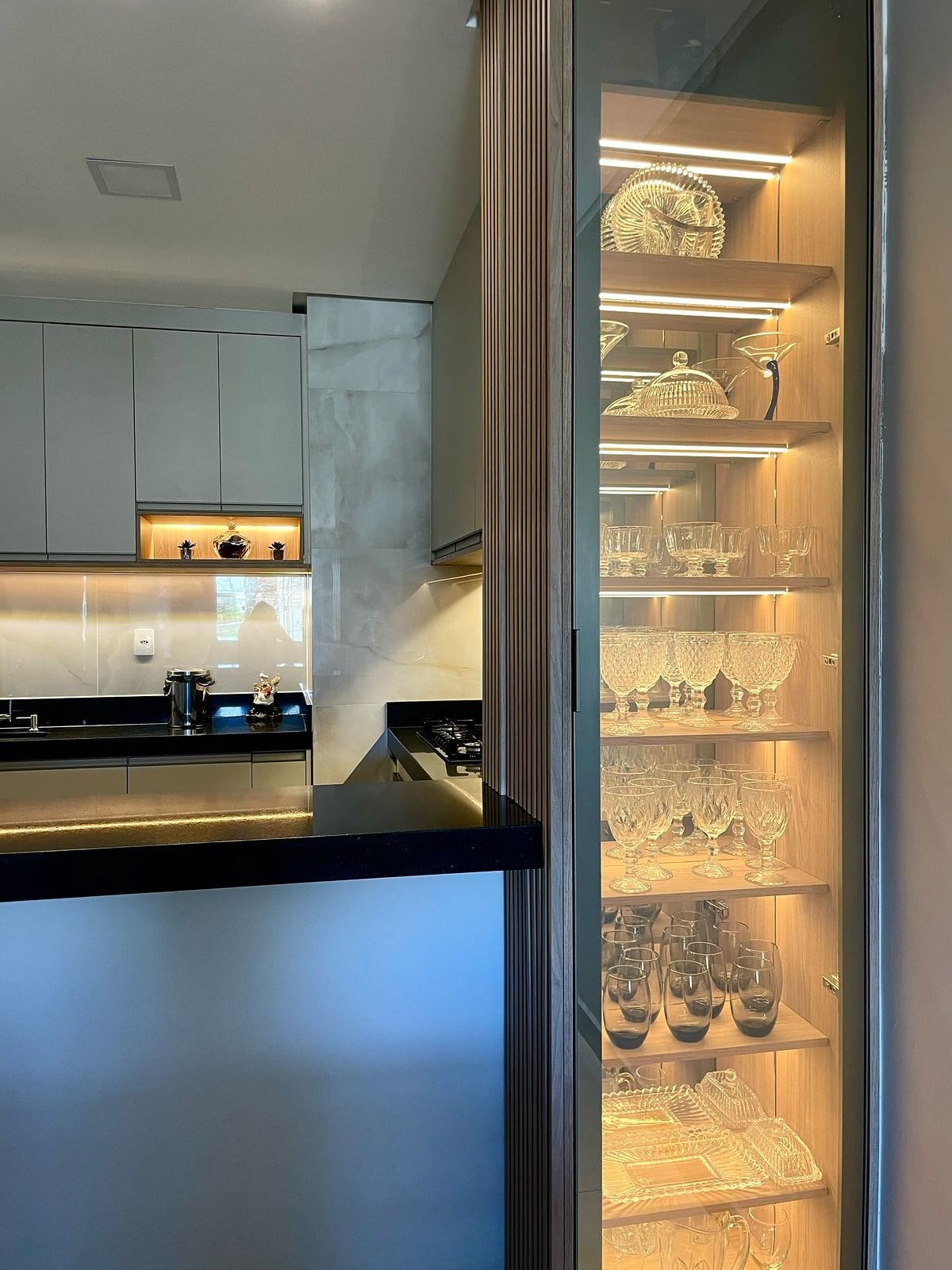 Galeria 1 do projeto Cozinha Planejada com Cristaleira Embutida
