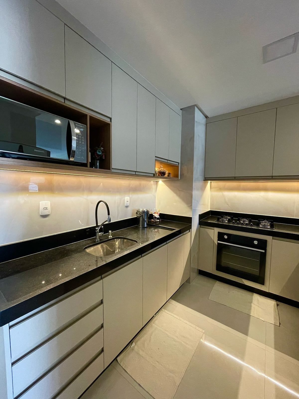 Galeria 4 do projeto Cozinha Planejada com Cristaleira Embutida