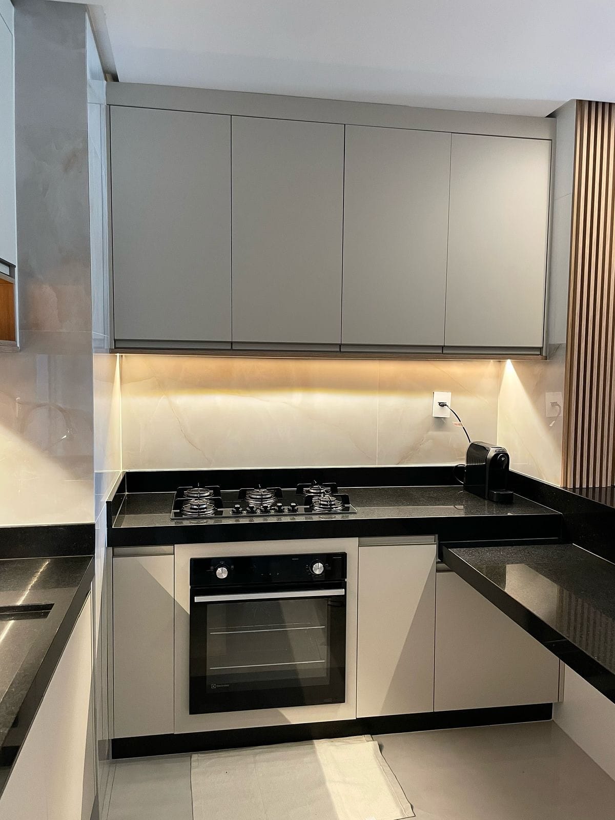 Galeria 3 do projeto Cozinha Planejada com Cristaleira Embutida